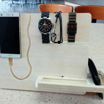 Intra απο ξύλο plywood 3mm-4mm πάχος - Νυχτερινή βάση φόρτισης σταθμού φόρτισης στο κομοδίνο Δώρο για άνδρες Δίασταση 30x30 cm Intraeaxys-91jdxmp1 - Image 1