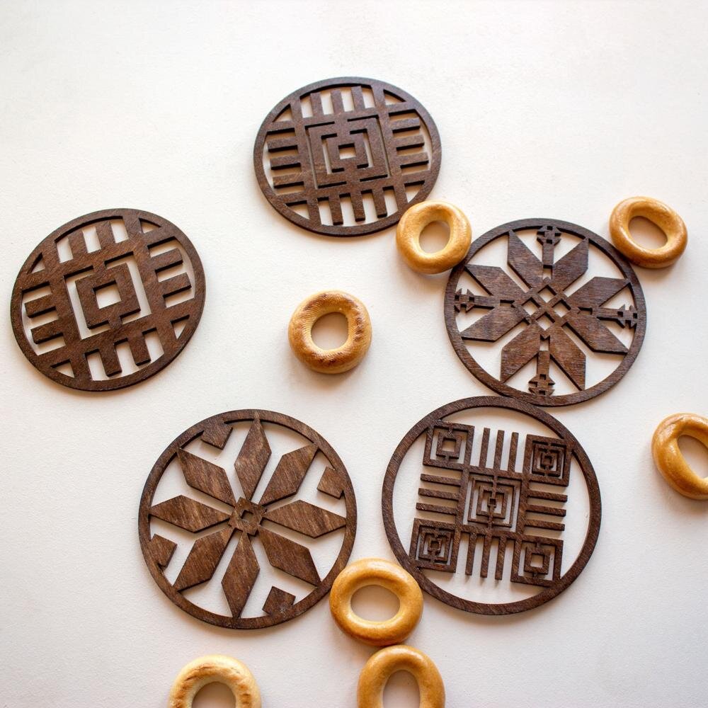 Intra απο ξύλο plywood 3mm-4mm πάχος - Σουβέρ με Λευκορωσικό Στολίδι Δίασταση 10x10 cm Intraeaxys-078y654o