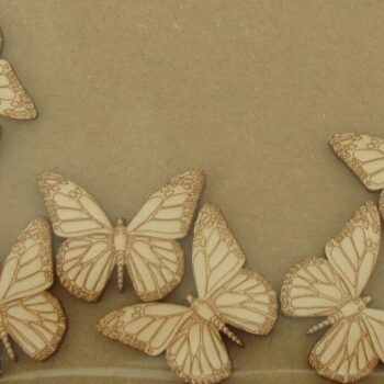 Intra απο ξύλο plywood 3mm-4mm πάχος - Χαραγμένα ξύλινα σχήματα πεταλούδας Δίασταση 30x30 cm Intraeaxys-91jdxv81 - Image 1