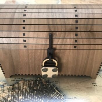 Intra απο ξύλο plywood 3mm-4mm πάχος - Θησαυρό σεντούκι με Hasp και Dummy Λουκέτο για το Glowforge Δίασταση 30x30 cm Intraeaxys-0788yej7 - Image 1