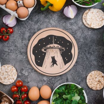 Intra απο ξύλο plywood 3mm-4mm πάχος - Τέχνη UFO γάτας χαρακτικής λέιζερ σε κυκλική ξύλινη σανίδα κοπής Δίασταση 30x30 cm Intraeaxys-6o3y3yp7 - Image 1