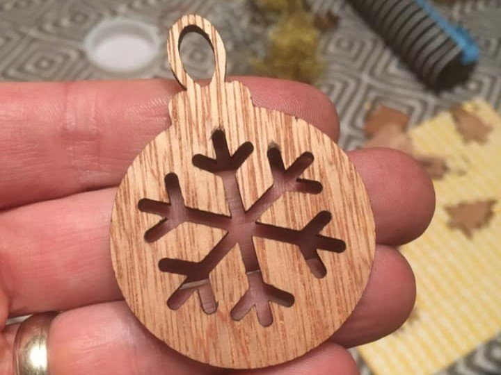 Intra απο ξύλο plywood 3mm-4mm πάχος - Χριστουγεννιάτικα στολίδια Δίασταση 10x10 cm Intraeaxys-eo4y43do