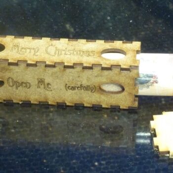 Intra απο ξύλο plywood 3mm-4mm πάχος - Χριστουγεννιάτικο κουτί χρημάτων Δίασταση 30x30 cm Intraeaxys-yon0vrk7 - Image 1