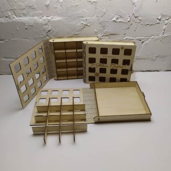 Intra απο ξύλο plywood 3mm-4mm πάχος - Χριστουγεννιάτικη διακόσμηση με κουτί δώρου μελόψωμο Δίασταση 30x30 cm Intraeaxys-yon0wkg7 - Image 1