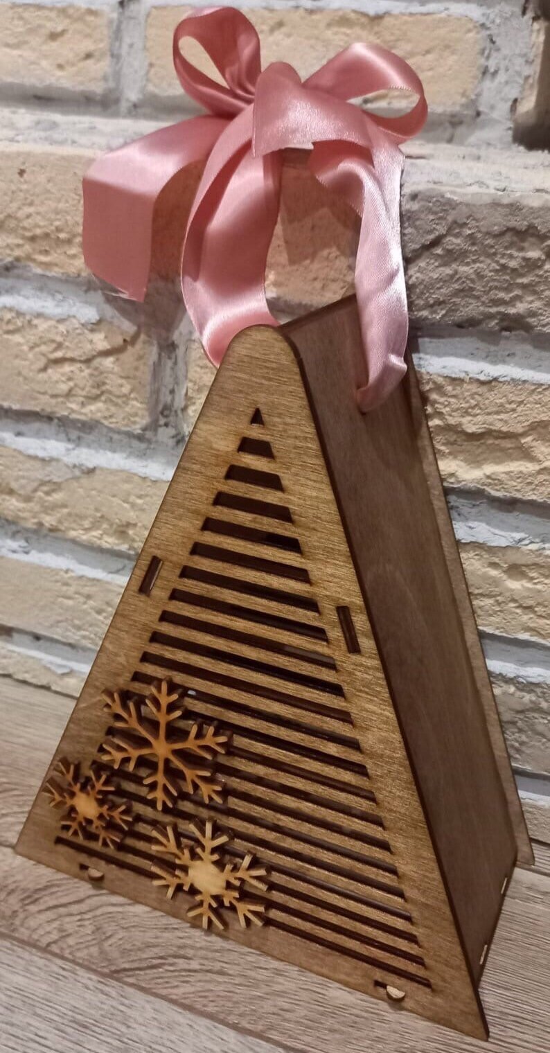 Intra απο ξύλο plywood 3mm-4mm πάχος - Κουτί δώρου σε σχήμα τριγώνου Δίασταση 30x30 cm Intraeaxys-m1d68837