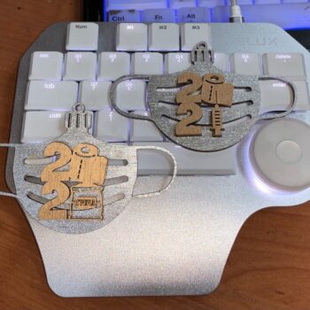 Intra απο ξύλο plywood 3mm-4mm πάχος - Χριστουγεννιάτικο στολίδι Πρωτοχρονιάτικη μάσκα Δίασταση 10x10 cm Intraeaxys-d1lvy9go - Image 1