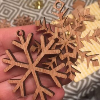 Intra απο ξύλο plywood 3mm-4mm πάχος - Διάφορα στολίδια με νιφάδες χιονιού Δίασταση 10x10 cm Intraeaxys-pokmved1 - Image 1