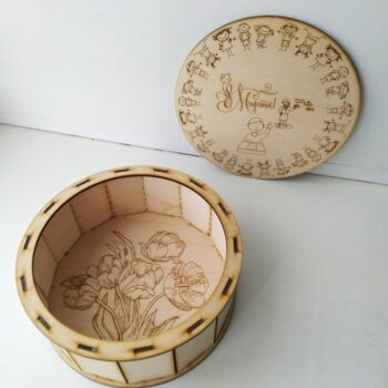 Intra απο ξύλο plywood 3mm-4mm πάχος - Χαραγμένο στρογγυλό ξύλινο κουτί δώρου Δίασταση 30x30 cm Intraeaxys-zo9y6vw7 - Image 1