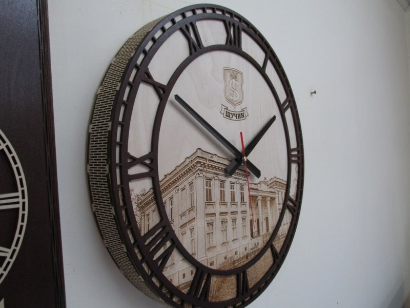 Intra απο ξύλο plywood 3mm-4mm πάχος - Ρολόι τοίχου από ξύλο ρωμαϊκού αριθμού Δίασταση 30x30 cm Intraeaxys-joerdyn7