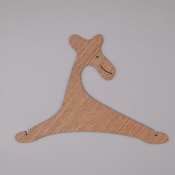 Intra απο ξύλο plywood 3mm-4mm πάχος - Ξύλινη κρεμάστρα παιδικών ρούχων καμηλοπάρδαλης Δίασταση 30x30 cm Intraeaxys-078ynzmo - Image 1