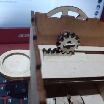 Intra απο ξύλο plywood 3mm-4mm πάχος - Καταπληκτικός κουμπαράς εξοικονόμησης νομισμάτων Δίασταση 30x30 cm Intraeaxys-e1gke5yo - Image 4