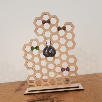 Intra απο ξύλο plywood 3mm-4mm πάχος - Ξύλινο Σκουλαρίκι Βάση Οθόνης Κυψελοειδή Σκουλαρίκια Organizer Κρεμαστό κόσμημα Organizer για καρφωτά σκουλαρίκια Δίασταση 3x3 cm Intraeaxys-joekrz8o - Image 1