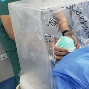 Intra απο ξύλο plywood 3mm-4mm πάχος - Σύστημα Φυσικής Απομόνωσης για Διασωλήνωση Τραχείας και Βρογχοσκόπηση Οπτικών Ινών Δίασταση 30x30 cm Intraeaxys-m1ddqze1 - Image 1