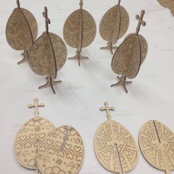 Intra απο ξύλο plywood 3mm-4mm πάχος - Πρότυπο κόντρα πλακέ με χαραγμένο σταυρό Πασχαλινά αυγά Δίασταση 30x30 cm Intraeaxys-voq249qo - Image 1