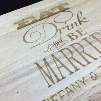 Intra απο ξύλο plywood 3mm-4mm πάχος - Σετ τυροπίνακα με χαραγμένη λέιζερ για γάμο Δίασταση 30x30 cm Intraeaxys-lop32rx1 - Image 1