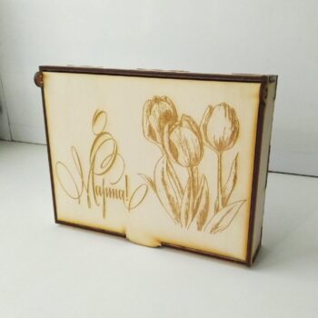 Intra απο ξύλο plywood 3mm-4mm πάχος - Κουτί δώρου Παγκόσμια Ημέρα της Γυναίκας με χαραγμένο τουλίπα Δίασταση 30x30 cm Intraeaxys-qommqeko - Image 1