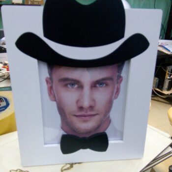 Intra απο ξύλο plywood 3mm-4mm πάχος - Κορνίζα με καπέλο και φιόγκο Δίασταση 30x30 cm Intraeaxys-eoxle3qo - Image 1