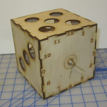 Intra απο ξύλο plywood 3mm-4mm πάχος - Επιτραπέζιο ρολόι με ζάρια Δίασταση 30x30 cm Intraeaxys-joed3w81 - Image 1