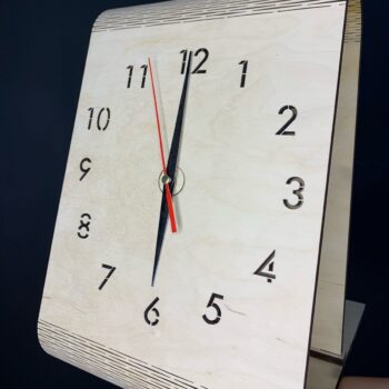 Intra απο ξύλο plywood 3mm-4mm πάχος - Δημιουργικό ξύλινο επιτραπέζιο ρολόι Δίασταση 30x30 cm Intraeaxys-qommjqpo - Image 1