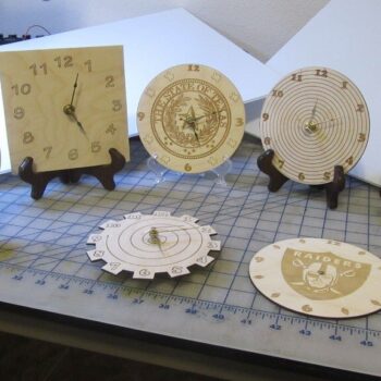 Intra απο ξύλο plywood 3mm-4mm πάχος - Χαραγμένα Ξύλινα ρολόγια με λογότυπα Δίασταση 30x30 cm Intraeaxys-qommdkpo - Image 1