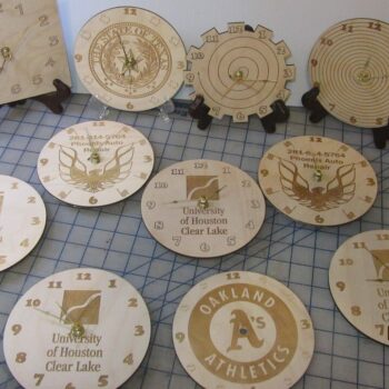 Intra απο ξύλο plywood 3mm-4mm πάχος - Χαραγμένα Ξύλινα ρολόγια με λογότυπα Δίασταση 30x30 cm Intraeaxys-qommdkpo - Image 3