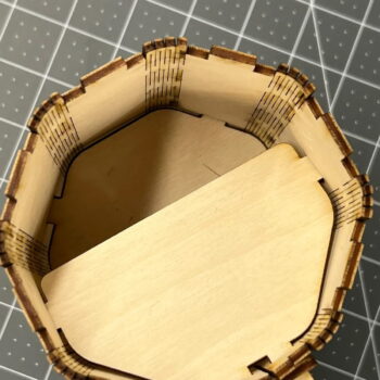 Intra απο ξύλο plywood 3mm-4mm πάχος - Πύργος με ζάρια με ζωντανούς μεντεσέδες Δίασταση 30x30 cm Intraeaxys-joed2051 - Image 5