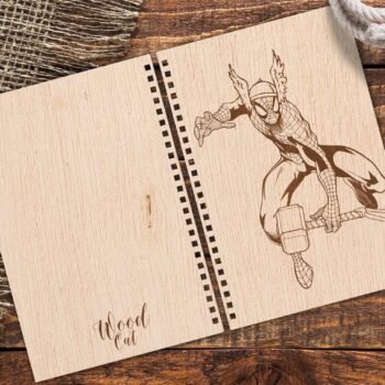 Intra απο ξύλο plywood 3mm-4mm πάχος - Εξώφυλλο σημειωματάριου με γκραβούρα Spiderman Δίασταση 30x30 cm Intraeaxys-078yxn4o - Image 1