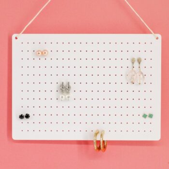 Intra απο ξύλο plywood 3mm-4mm πάχος - Θήκη για σκουλαρίκι τοίχου Δίασταση 3x3 cm Intraeaxys-zo9386wo - Image 1