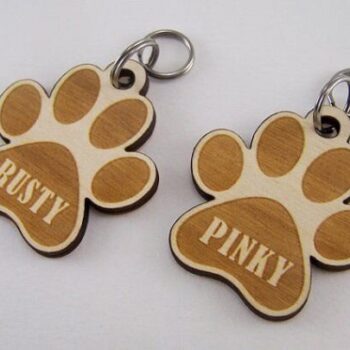 Intra απο ξύλο plywood 3mm-4mm πάχος - Μπρελόκ με χαραγμένο πόδι σκύλου Δίασταση 5x5 cm Intraeaxys-67wlxnw1 - Image 1