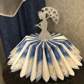 Intra απο ξύλο plywood 3mm-4mm πάχος - Κορίτσι με θήκη χαρτοπετσέτας κορώνας Δίασταση 30x30 cm Intraeaxys-eo4q0j87 - Image 1