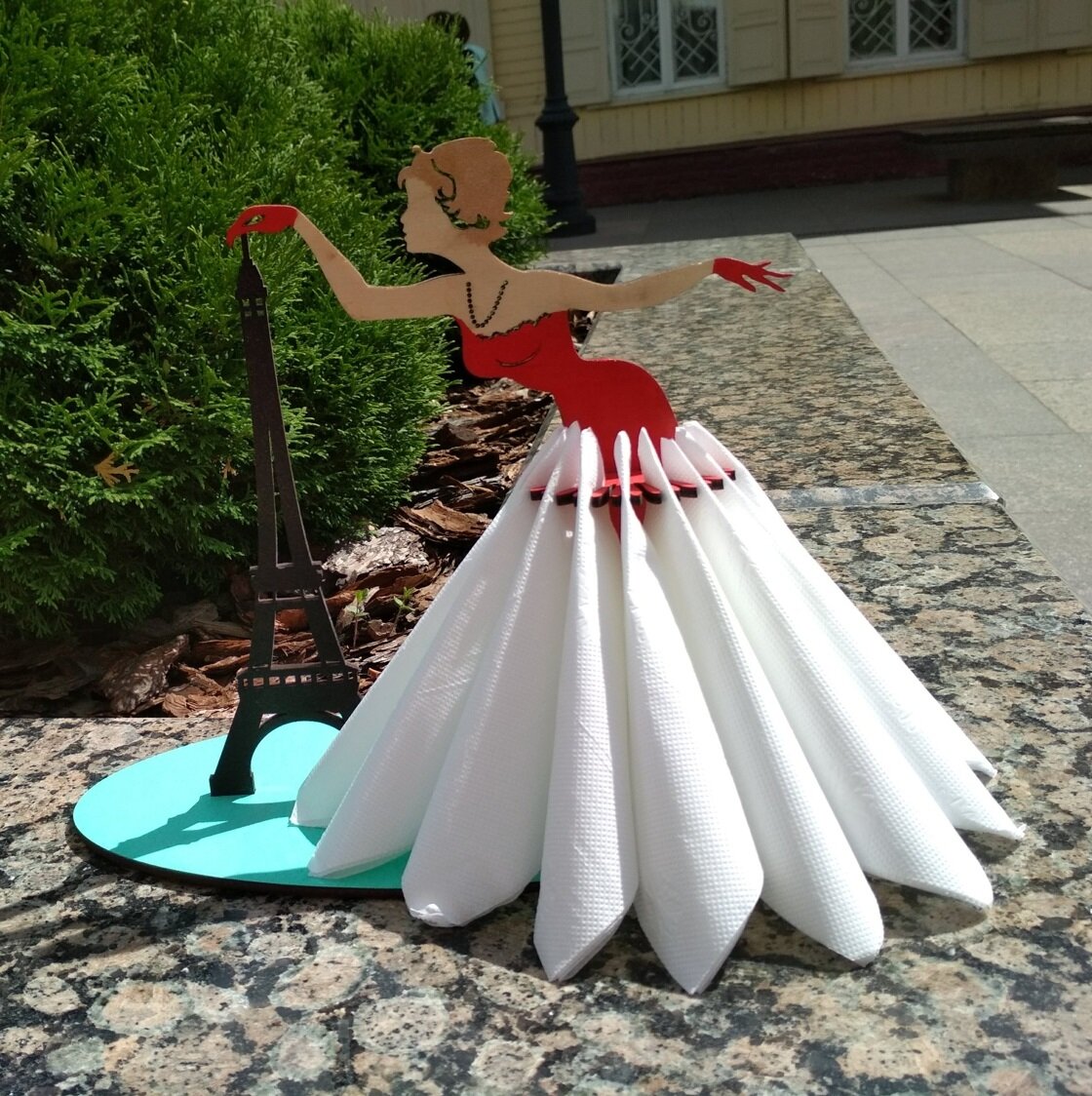 Intra απο ξύλο plywood 3mm-4mm πάχος - Κορίτσι με τη θήκη χαρτοπετσέτας του Πύργου του Άιφελ Δίασταση 30x30 cm Intraeaxys-075yxe3o