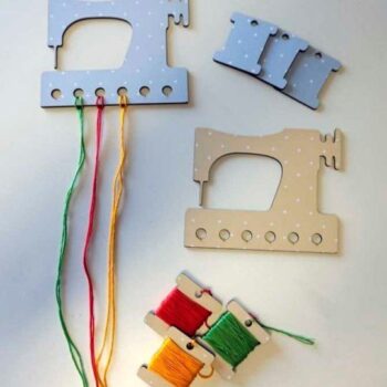 Intra απο ξύλο plywood 3mm-4mm πάχος - Ραπτομηχανή σε σχήμα Σταυροβελονιά Διοργανωτής κλωστής Κεντήματος Οργανωτής νήματος Δίασταση 30x30 cm Intraeaxys-joekrp9o - Image 1