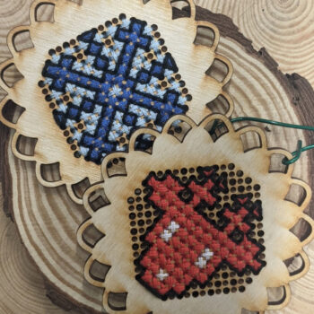 Intra απο ξύλο plywood 3mm-4mm πάχος - Στολίδι με Σταυροβελονιά Δίασταση 10x10 cm Intraeaxys-joedj8n1 - Image 1