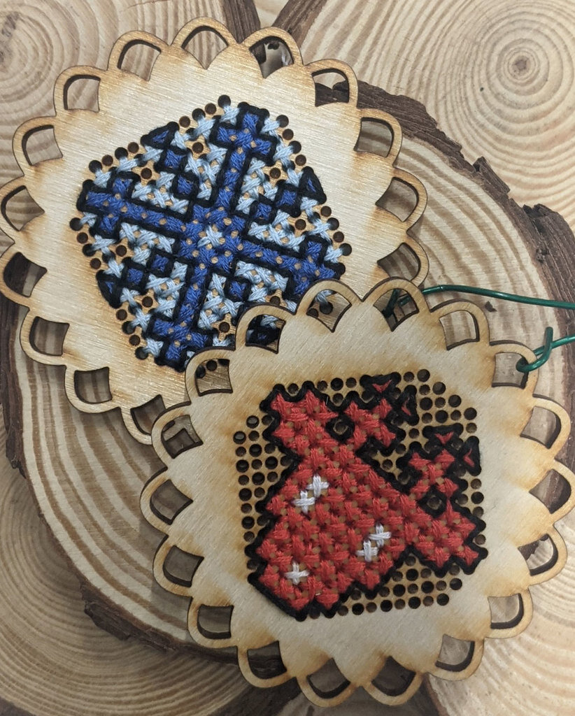 Intra απο ξύλο plywood 3mm-4mm πάχος - Στολίδι με Σταυροβελονιά Δίασταση 10x10 cm Intraeaxys-joedj8n1