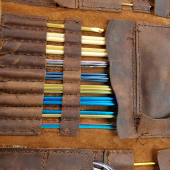 Intra απο ξύλο plywood 3mm-4mm πάχος - Δερμάτινη θήκη για βελόνα πλεξίματος Δίασταση 30x30 cm Intraeaxys-91jd3j41 - Image 1