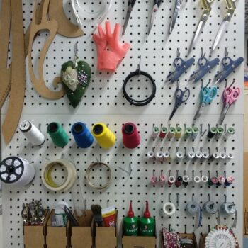 Intra απο ξύλο plywood 3mm-4mm πάχος - Ράψιμο Pegboard Δοχεία Αξεσουάρ Γάντζοι Δίασταση 30x30 cm Intraeaxys-pok32p37 - Image 1