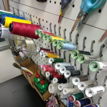 Intra απο ξύλο plywood 3mm-4mm πάχος - Ράψιμο Pegboard Δοχεία Αξεσουάρ Γάντζοι Δίασταση 30x30 cm Intraeaxys-pok32p37 - Image 3