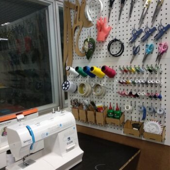 Intra απο ξύλο plywood 3mm-4mm πάχος - Ράψιμο Pegboard Δοχεία Αξεσουάρ Γάντζοι Δίασταση 30x30 cm Intraeaxys-pok32p37 - Image 4