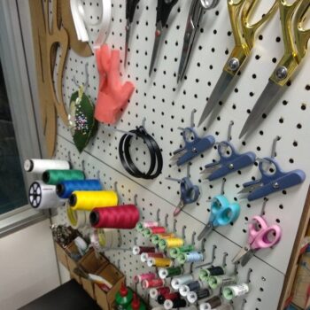 Intra απο ξύλο plywood 3mm-4mm πάχος - Ράψιμο Pegboard Δοχεία Αξεσουάρ Γάντζοι Δίασταση 30x30 cm Intraeaxys-pok32p37 - Image 5