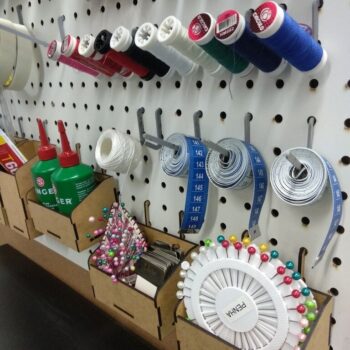 Intra απο ξύλο plywood 3mm-4mm πάχος - Ράψιμο Pegboard Δοχεία Αξεσουάρ Γάντζοι Δίασταση 30x30 cm Intraeaxys-pok32p37 - Image 6