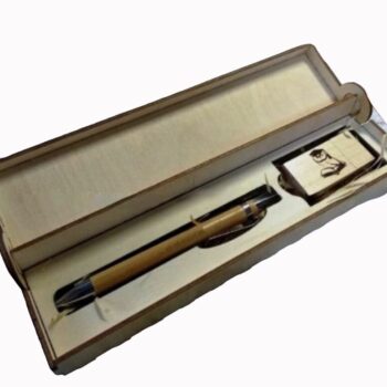 Intra απο ξύλο plywood 3mm-4mm πάχος - Κουτί δώρου με στυλό USB Flash Drive Δίασταση 30x30 cm Intraeaxys-e1gkvd8o - Image 1