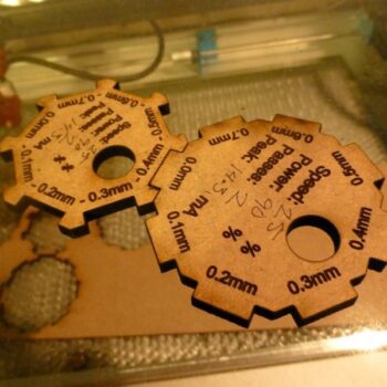 Intra απο ξύλο plywood 3mm-4mm πάχος - Μετρητές παράλληλης προσαρμογής τριβής Δίασταση 30x30 cm Intraeaxys-91jkp64o - Image 1