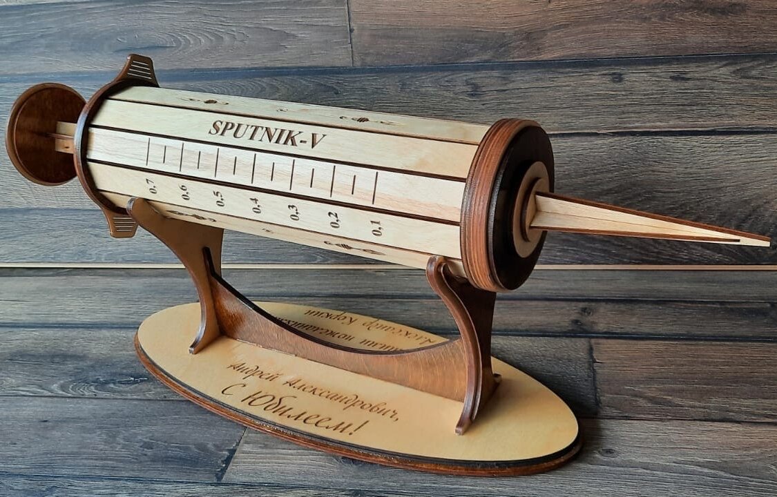 Intra απο ξύλο plywood 3mm-4mm πάχος - Κουτί δώρου με σύριγγα κρασιού Δίασταση 30x30 cm Intraeaxys-075ywgpo