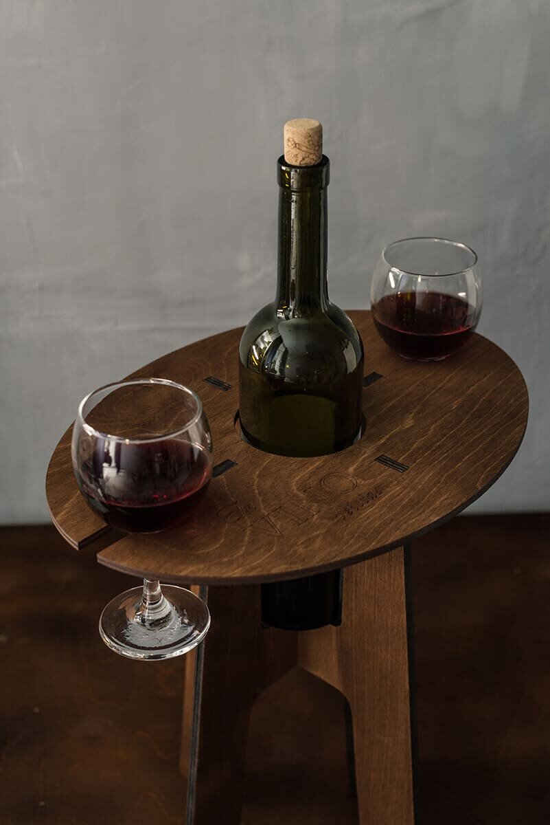 Intra απο ξύλο plywood 3mm-4mm πάχος - Wine Holder Τραπέζι κρασιού για δύο Δώρο για ζευγάρια Δίασταση 30x30 cm Intraeaxys-6o3ylej7