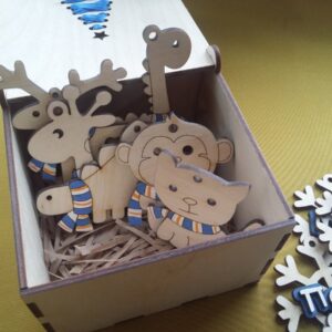 Intra απο ξύλο plywood 3mm-4mm πάχος - Κουτί δώρου με κορδέλα χριστουγεννιάτικο δέντρο χαραγμένο με νιφάδες χιονιού Παιχνίδια μαϊμού δεινόσαυροι καμηλοπάρδαλη γάτα Δίασταση 30x30 cm Intraeaxys-075ypk8o