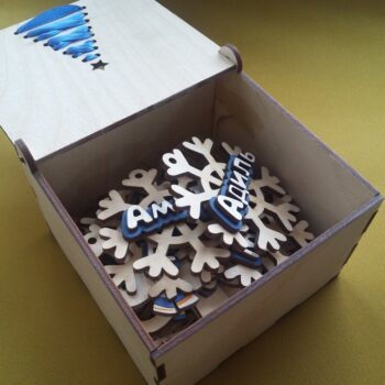 Intra απο ξύλο plywood 3mm-4mm πάχος - Κουτί δώρου με κορδέλα χριστουγεννιάτικο δέντρο χαραγμένο με νιφάδες χιονιού Παιχνίδια μαϊμού δεινόσαυροι καμηλοπάρδαλη γάτα Δίασταση 30x30 cm Intraeaxys-075ypk8o - Image 3