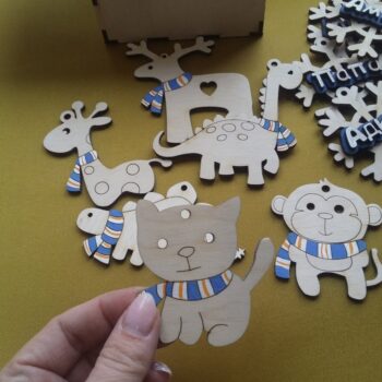 Intra απο ξύλο plywood 3mm-4mm πάχος - Κουτί δώρου με κορδέλα χριστουγεννιάτικο δέντρο χαραγμένο με νιφάδες χιονιού Παιχνίδια μαϊμού δεινόσαυροι καμηλοπάρδαλη γάτα Δίασταση 30x30 cm Intraeaxys-075ypk8o - Image 6