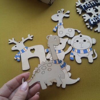 Intra απο ξύλο plywood 3mm-4mm πάχος - Κουτί δώρου με κορδέλα χριστουγεννιάτικο δέντρο χαραγμένο με νιφάδες χιονιού Παιχνίδια μαϊμού δεινόσαυροι καμηλοπάρδαλη γάτα Δίασταση 30x30 cm Intraeaxys-075ypk8o - Image 7