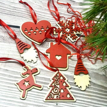 Intra απο ξύλο plywood 3mm-4mm πάχος - Χριστουγεννιάτικη διακόσμηση Παιχνίδια Ξύλινα στολίδια Santa Gnome με τάρανδο Δίασταση 10x10 cm Intraeaxys-67wl0xw1 - Image 1