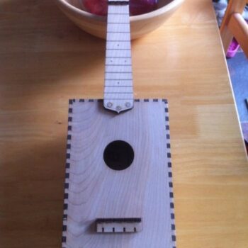 Intra απο ξύλο plywood 3mm-4mm πάχος - Μικρή κιθάρα Δίασταση 30x30 cm Intraeaxys-joere887 - Image 1